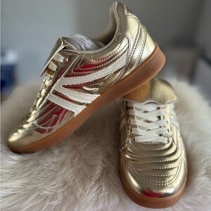 Steve Madden Madrid Size 8 Gold Sneakers